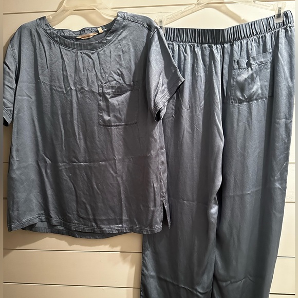 Soft Surroundings Other - Soft Surroundings 100% Viscose Satin silky pajama Set Size M